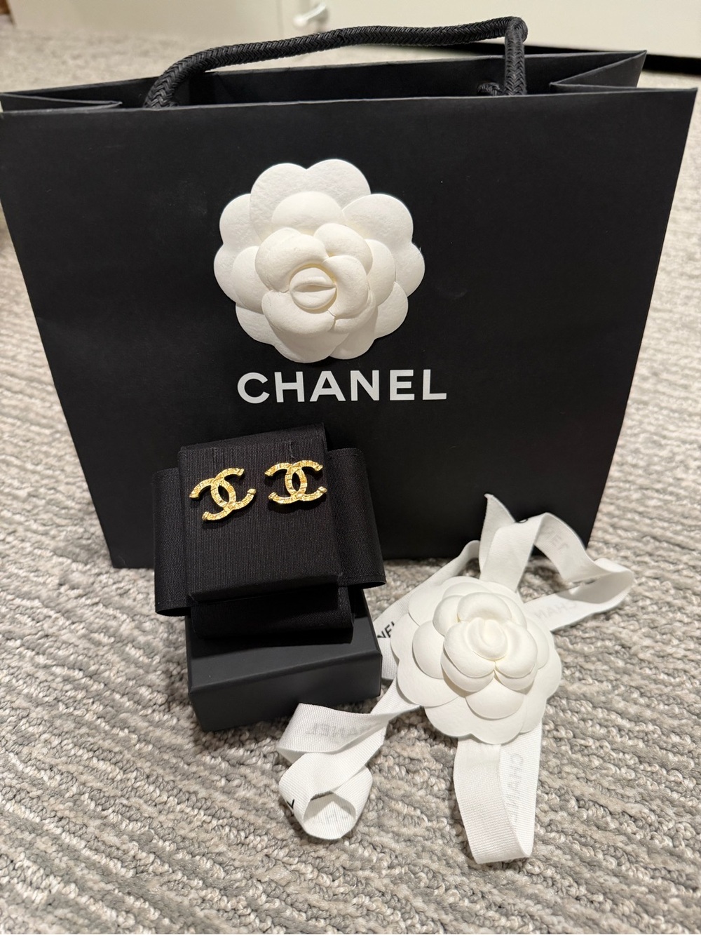 Chanel CC Stud Earrings in Gold - Picture 2 of 7